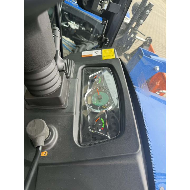 CIAGNIK ROLNICZY SOLIS 26 HST 4WD,      o¶ HD,kabina, ładowacz z jojstkiem i łyżk± 120 cm,d.kola 7.00-12 300/70